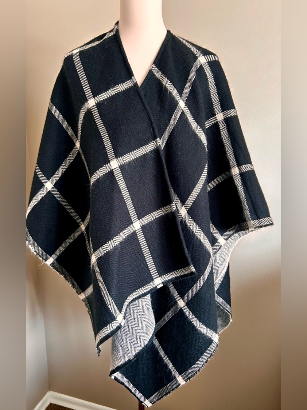 NWT Lauren Ralph Lauren Reversible Herringbone/Check Ruana/Wrap - Picture 2 of 10